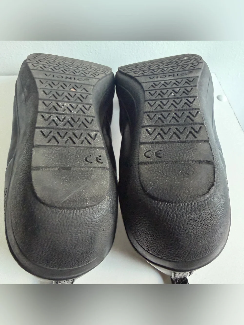 EUC Vionic Black “Jacey” Slip On Wedge Short Heel Round Toe sz 8 supportive